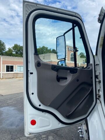 2015 FREIGHTLINER M2 106 MED CAR HAULER Charlotte NC