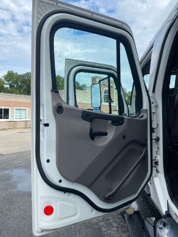 2015 FREIGHTLINER M2 106 MED CAR HAULER Charlotte NC