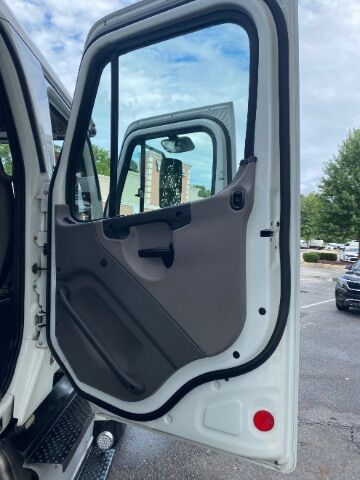 2015 FREIGHTLINER M2 106 MED CAR HAULER Charlotte NC