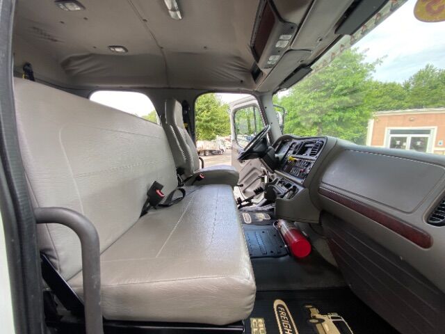 2015 FREIGHTLINER M2 106 MED CAR HAULER Charlotte NC