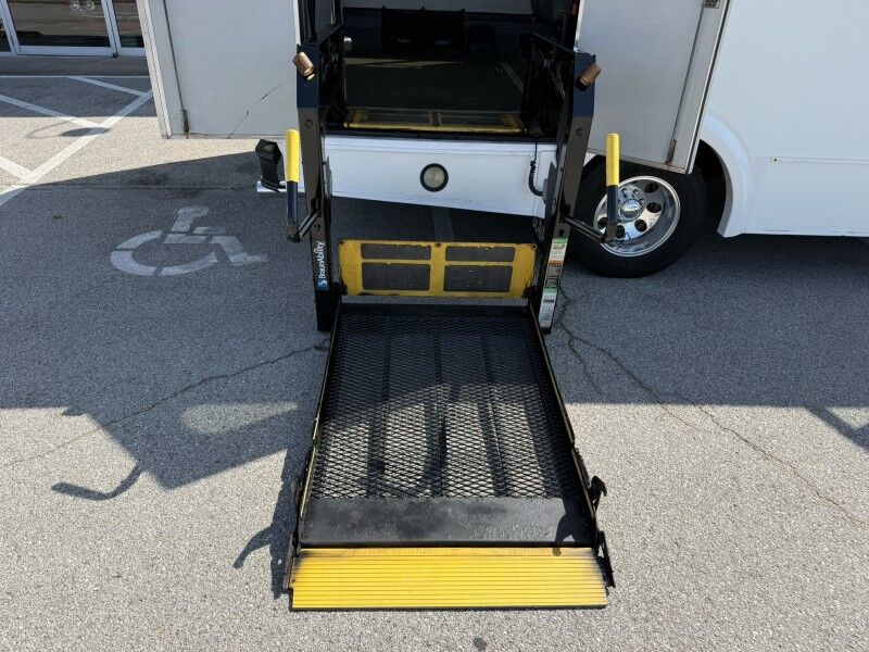2015 Ford E-350 Passenger Bus w/ Wheelchair Lift Collinsville OK