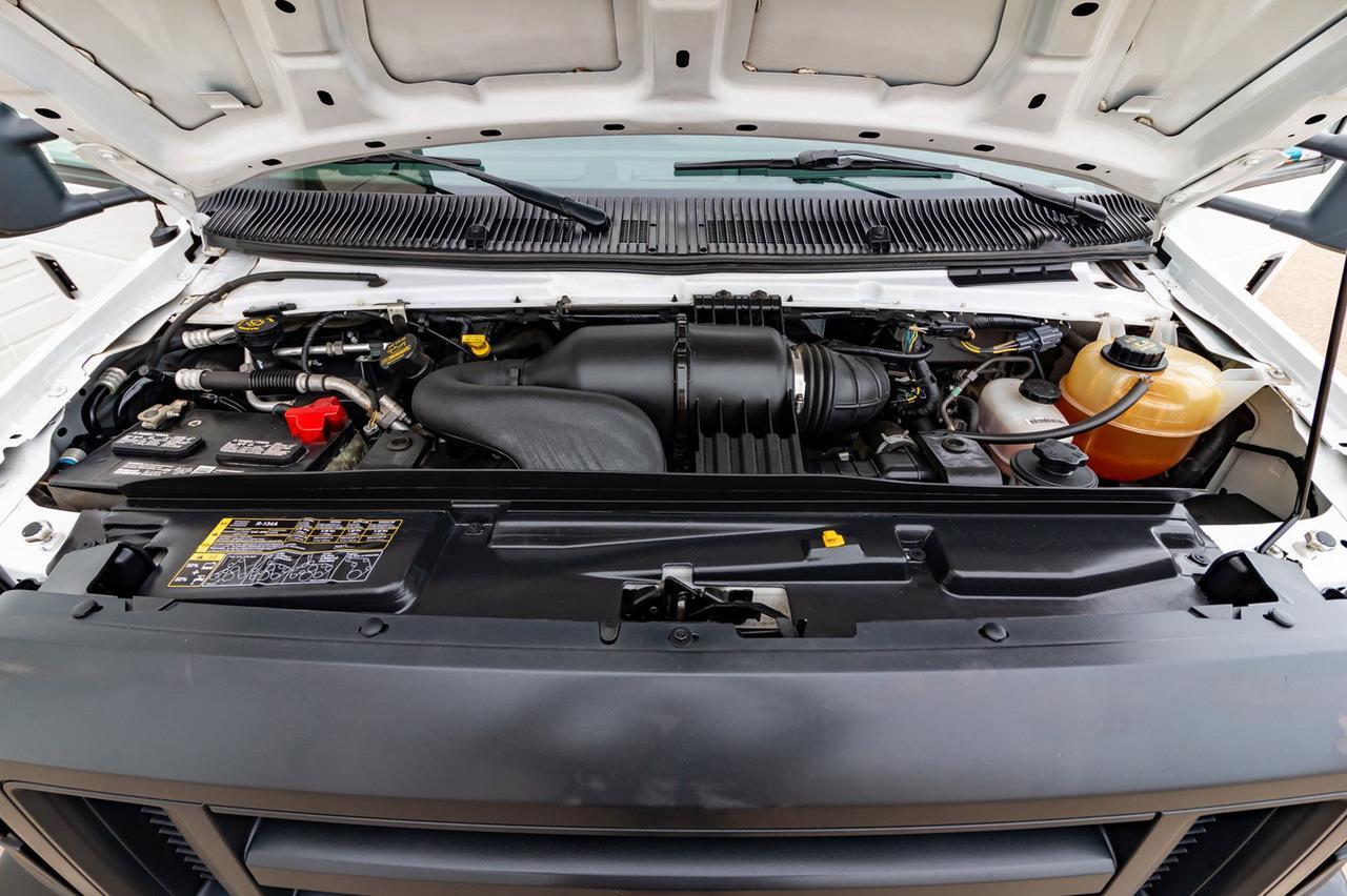 2015 Ford E-450 Econoline Commercial Cube Van Red Deer AB