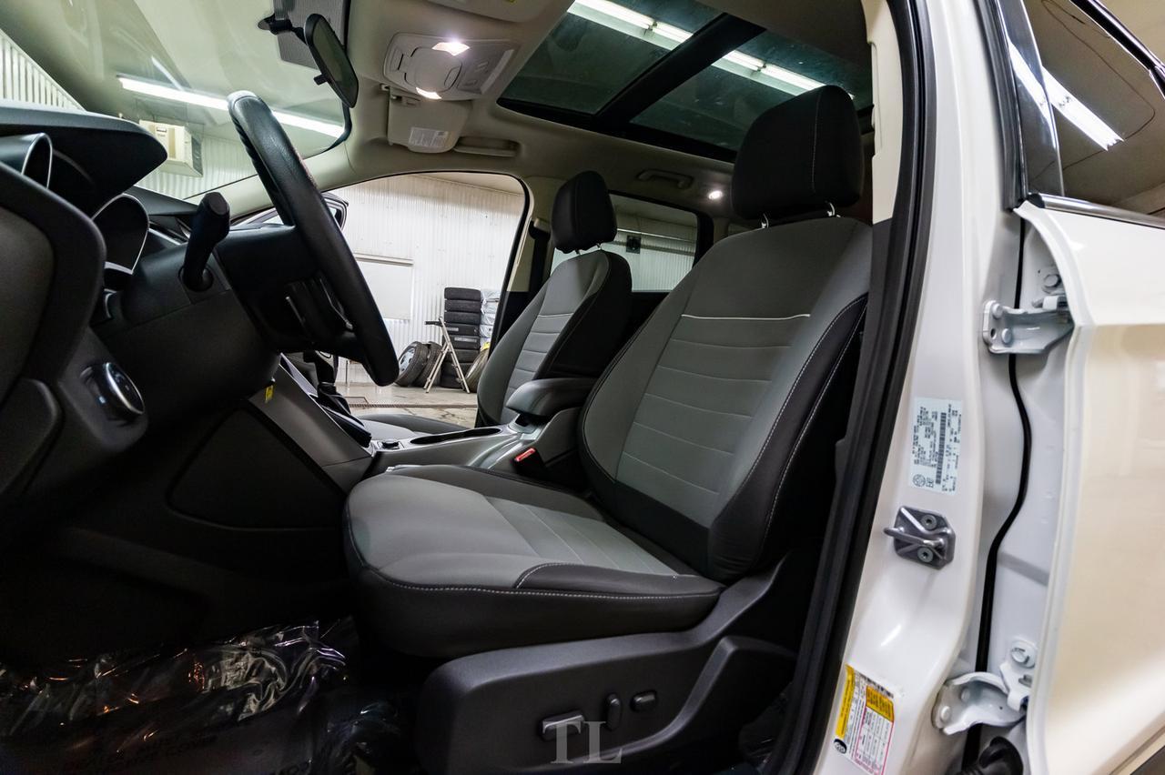 2015 Ford Escape AWD SE Roof Nav BCam Red Deer AB