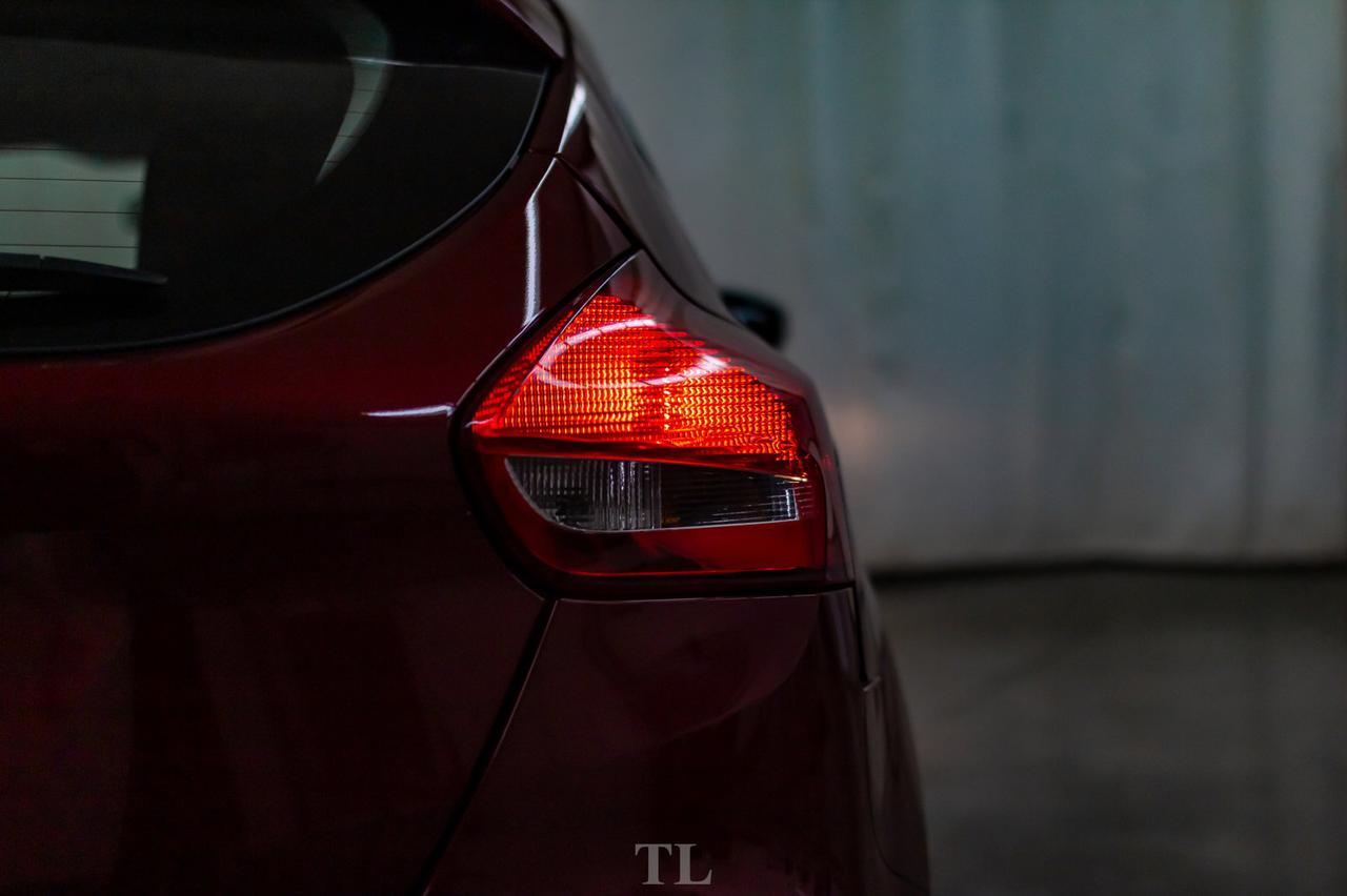 2015 Ford Focus SE Hatchback BCam HSeat Red Deer AB