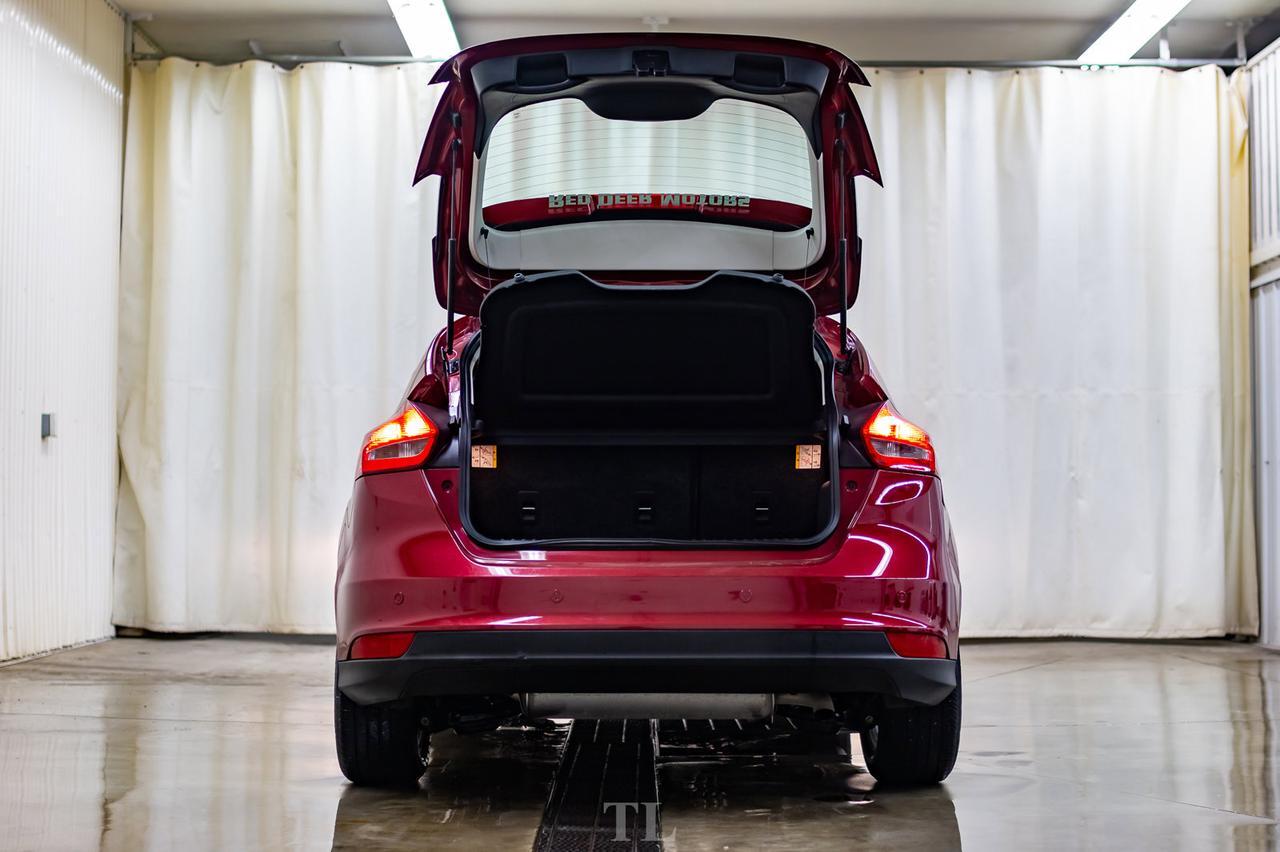 2015 Ford Focus SE Hatchback BCam HSeat Red Deer AB