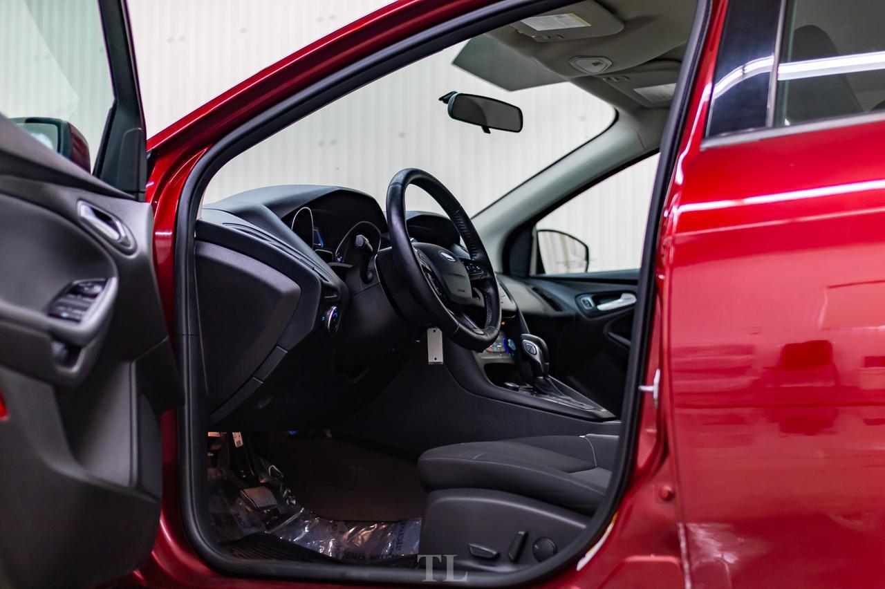 2015 Ford Focus SE Hatchback BCam HSeat Red Deer AB