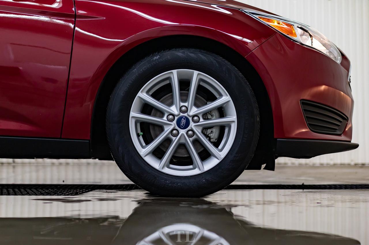 2015 Ford Focus SE Hatchback BCam HSeat Red Deer AB