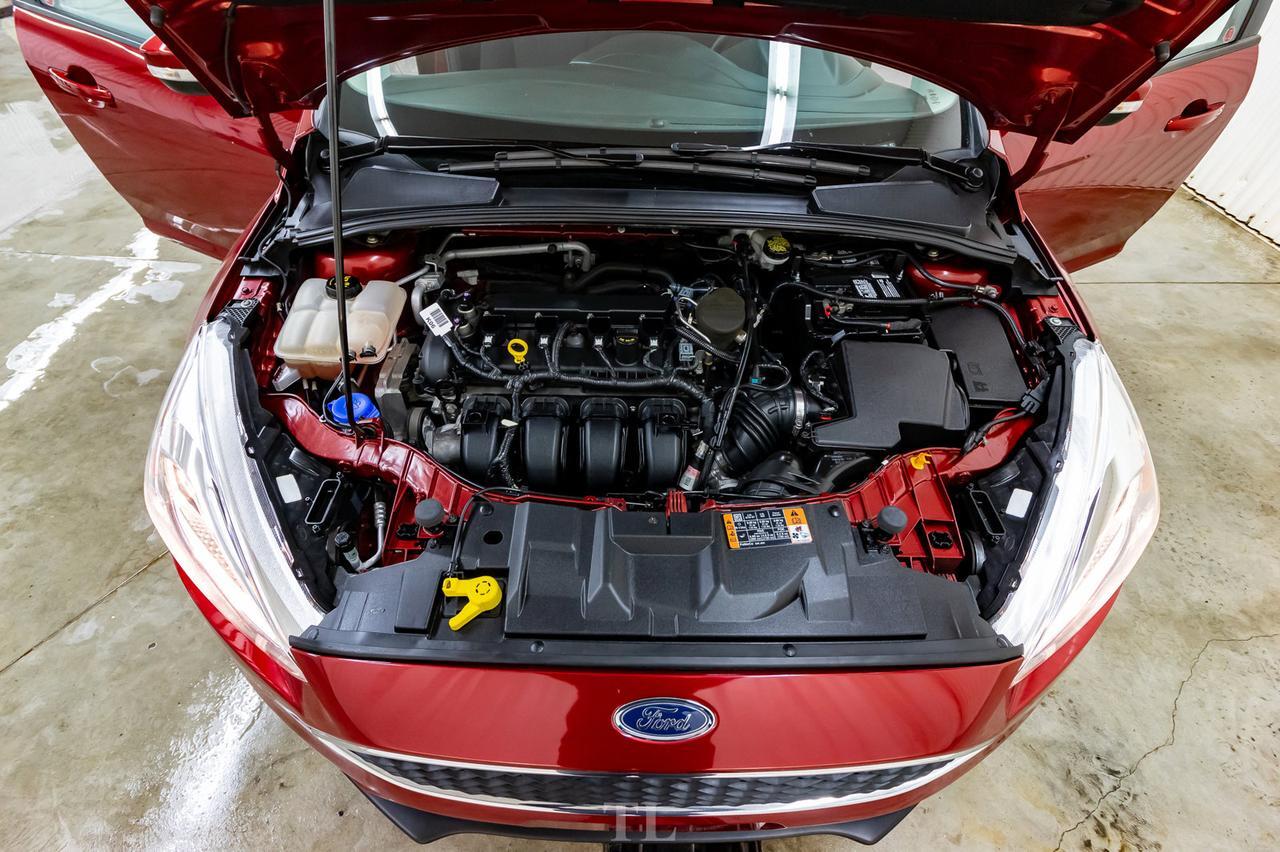 2015 Ford Focus SE Hatchback BCam HSeat Red Deer AB