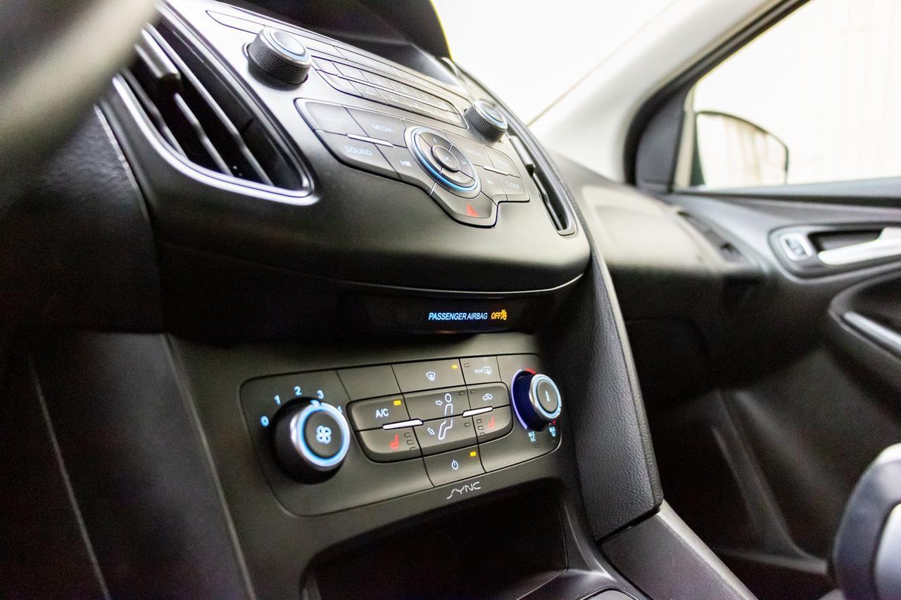 2015 Ford Focus SE Hatchback BCam Red Deer AB