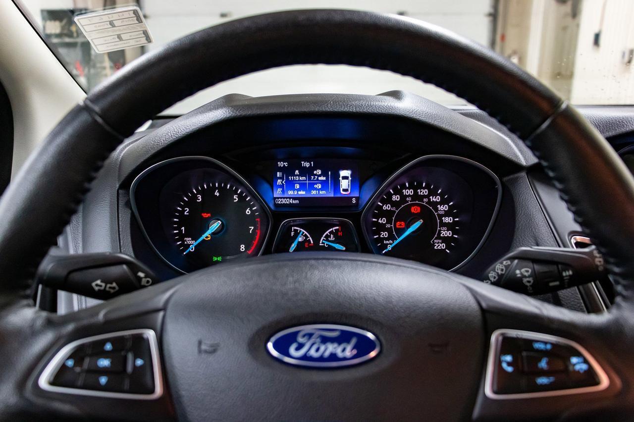 2015 Ford Focus SE Hatchback Manual BCam Heated Seats Red Deer AB