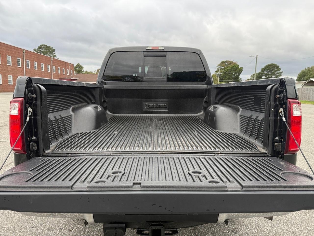 2015 Ford Super Duty F-350 SRW Lariat, TOW HOOKS, BED LINER, 4X4, BACKUP CAMERA, POWER REAR SLIDING WINDOW, PICKUP BOX TIE DOWN HOOKS, LOCKING REMOVABLE TAILGATE W/ LIFT ASSIST, LOW MILES! Norfolk VA