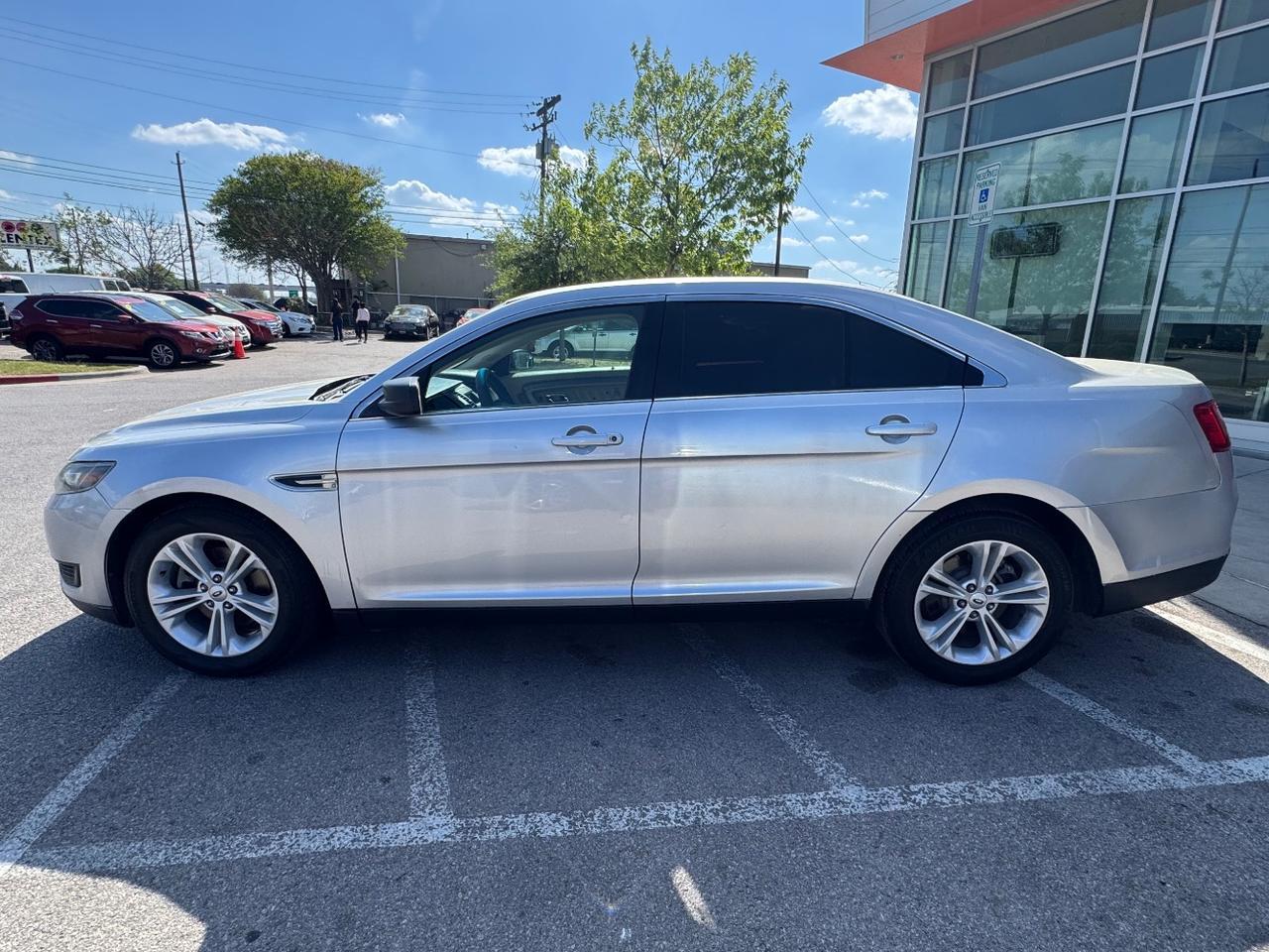 2015 Ford Taurus SE FWD