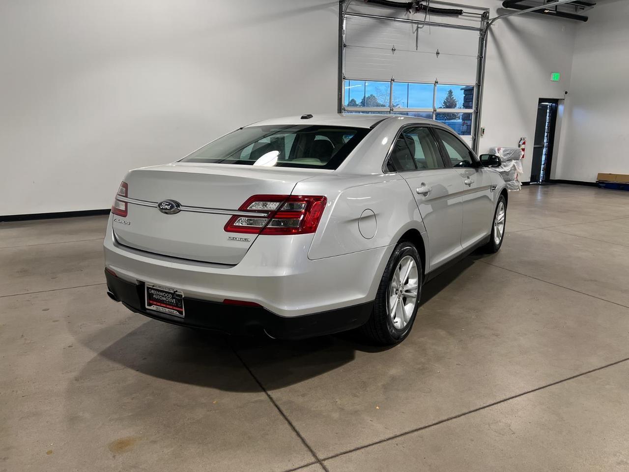 2015 Ford Taurus SE photo 3