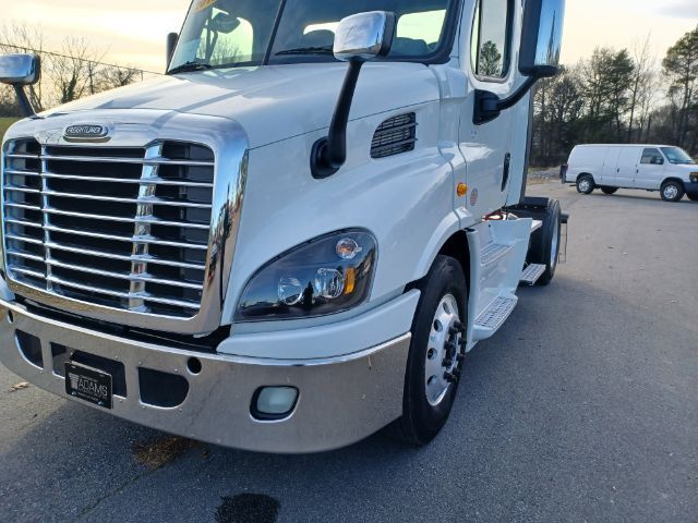 2015 Freightliner Cascadia 113 CUMMINS ,SUPER CLEAN VERY, LOW MILES, ONE OWNER.