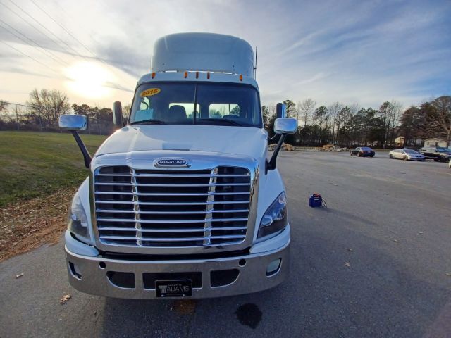 2015 Freightliner Cascadia 113 CUMMINS ,SUPER CLEAN VERY, LOW MILES, ONE OWNER.