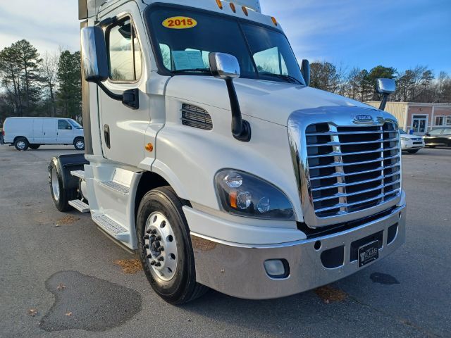2015 Freightliner Cascadia 113 CUMMINS ,SUPER CLEAN VERY, LOW MILES, ONE OWNER.