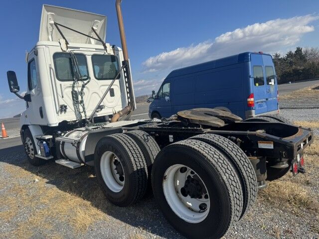 2015 Freightliner Cascadia 113 Day Cab
