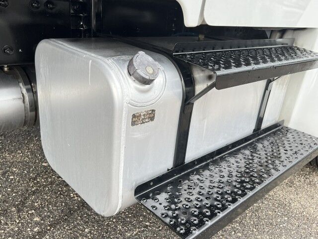 2015 Freightliner M2 106 24' Dry Box Truck with 4,000 lbs. Lift Gate Miami FL