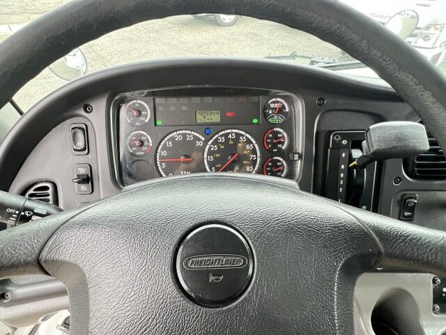 2015 Freightliner M2 106 24' Dry Box Truck with 4,000 lbs. Lift Gate Miami FL