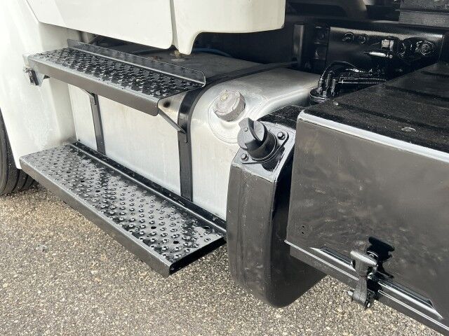 2015 Freightliner M2 106 24' Dry Box Truck with 4,000 lbs. Lift Gate Miami FL