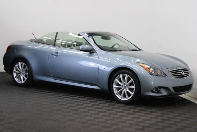2015 INFINITI Q60 Luxury