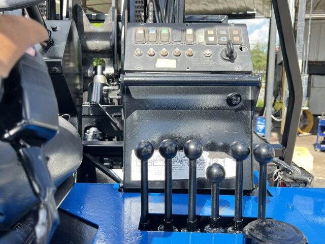 2015 International WorkStar 4700 SBA 24' Steel Flatbed Truck with 5,000 capacity Truck Mounted Forkli Homestead FL