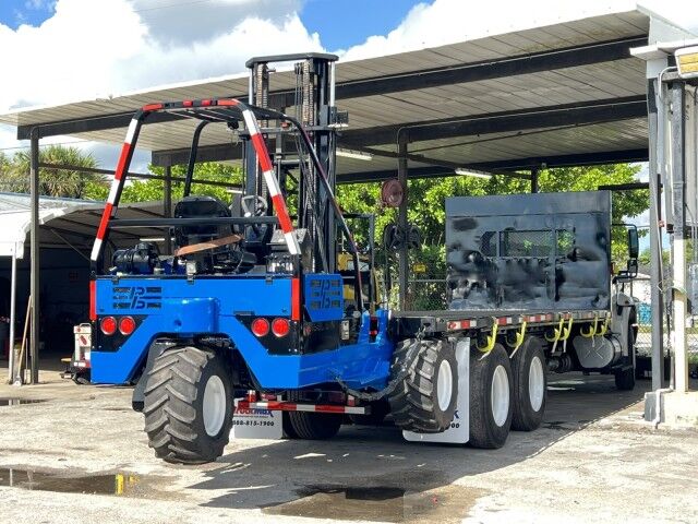 2015 International WorkStar 4700 SBA 24&apos; Steel Flatbed Truck with 5,000 capacity Truck Mounted Forklift