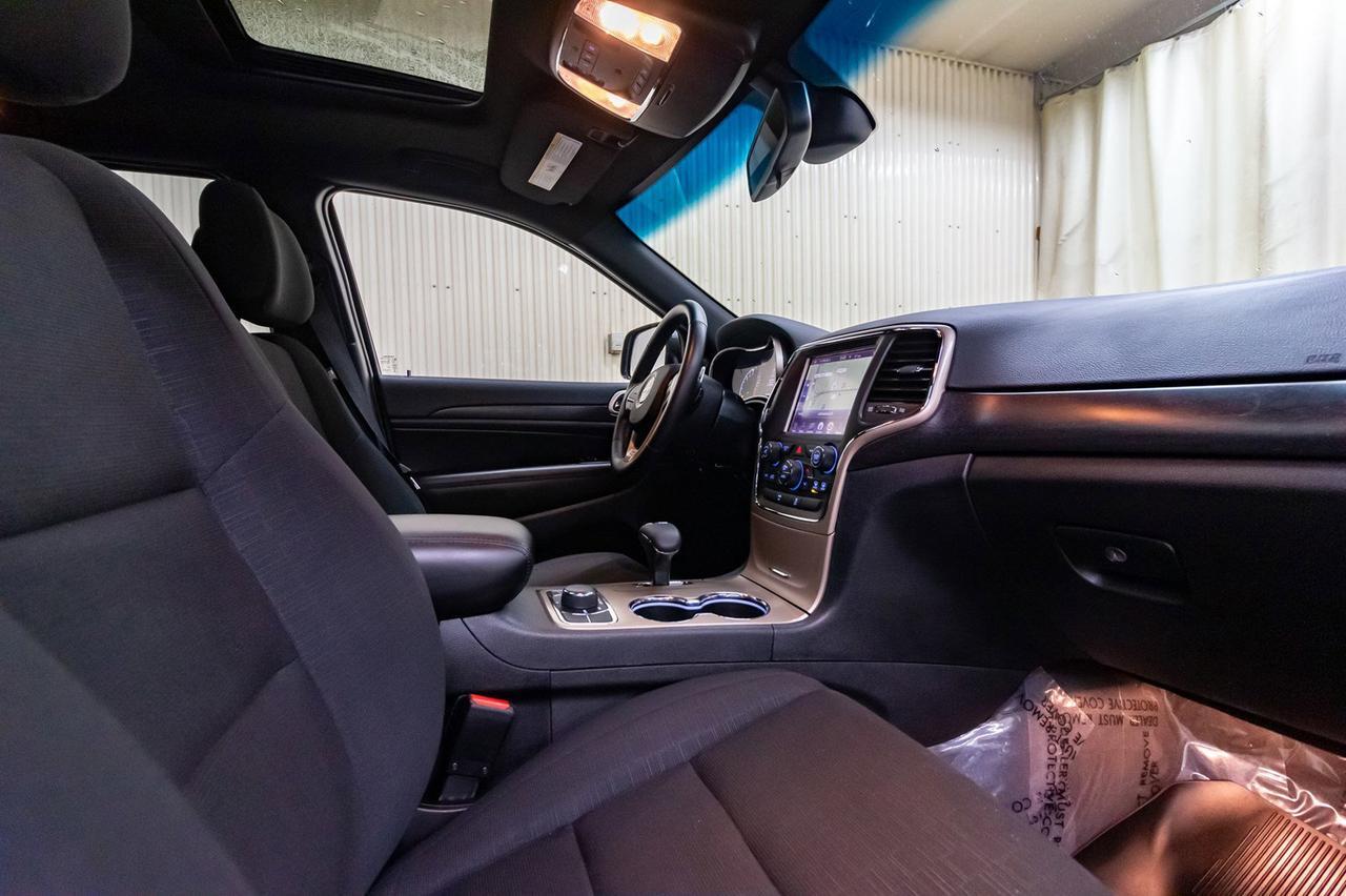 2015 Jeep Grand Cherokee 4x4 Laredo Nav Roof Red Deer AB