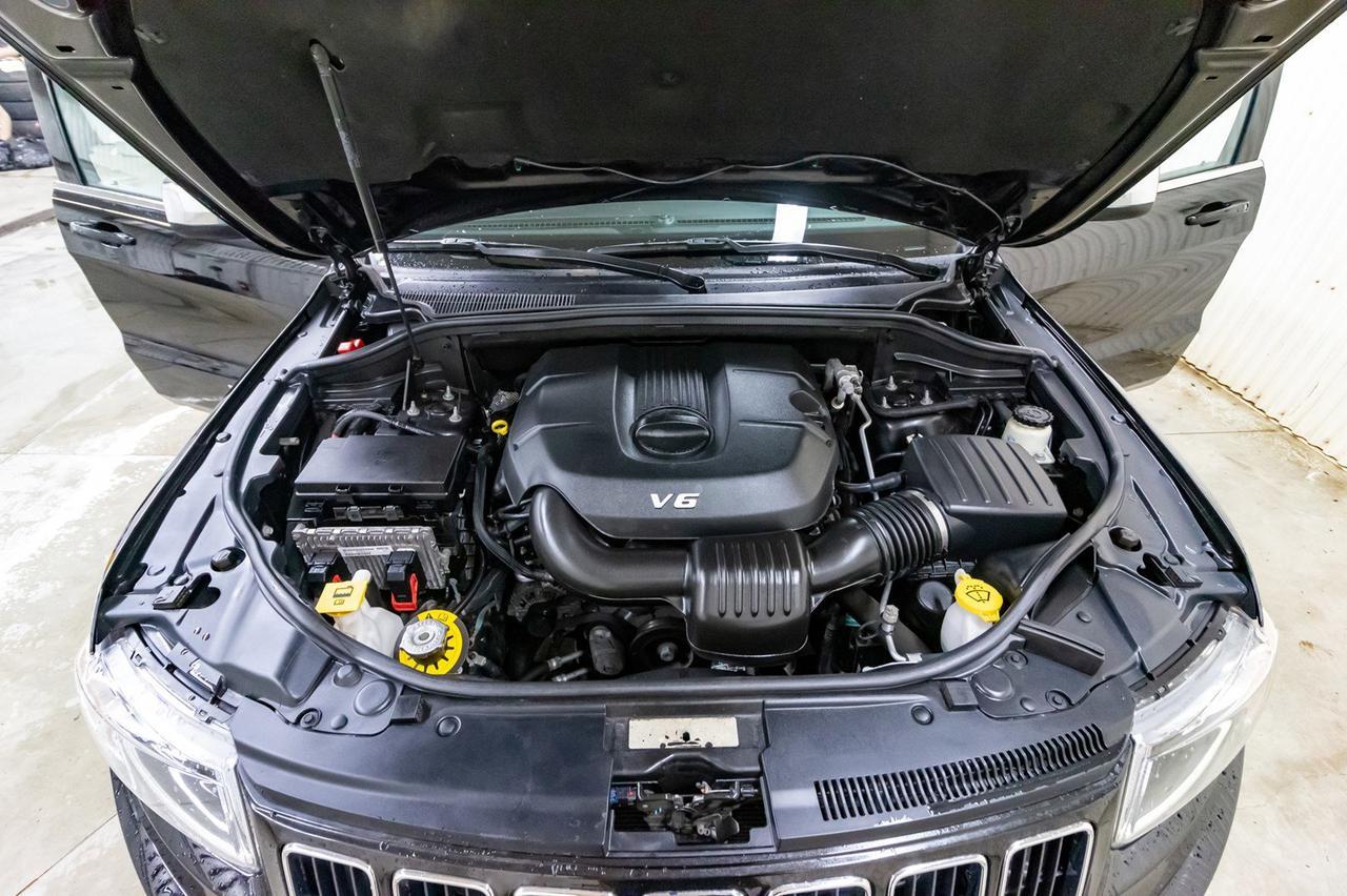 2015 Jeep Grand Cherokee 4x4 Laredo Nav Roof Red Deer AB