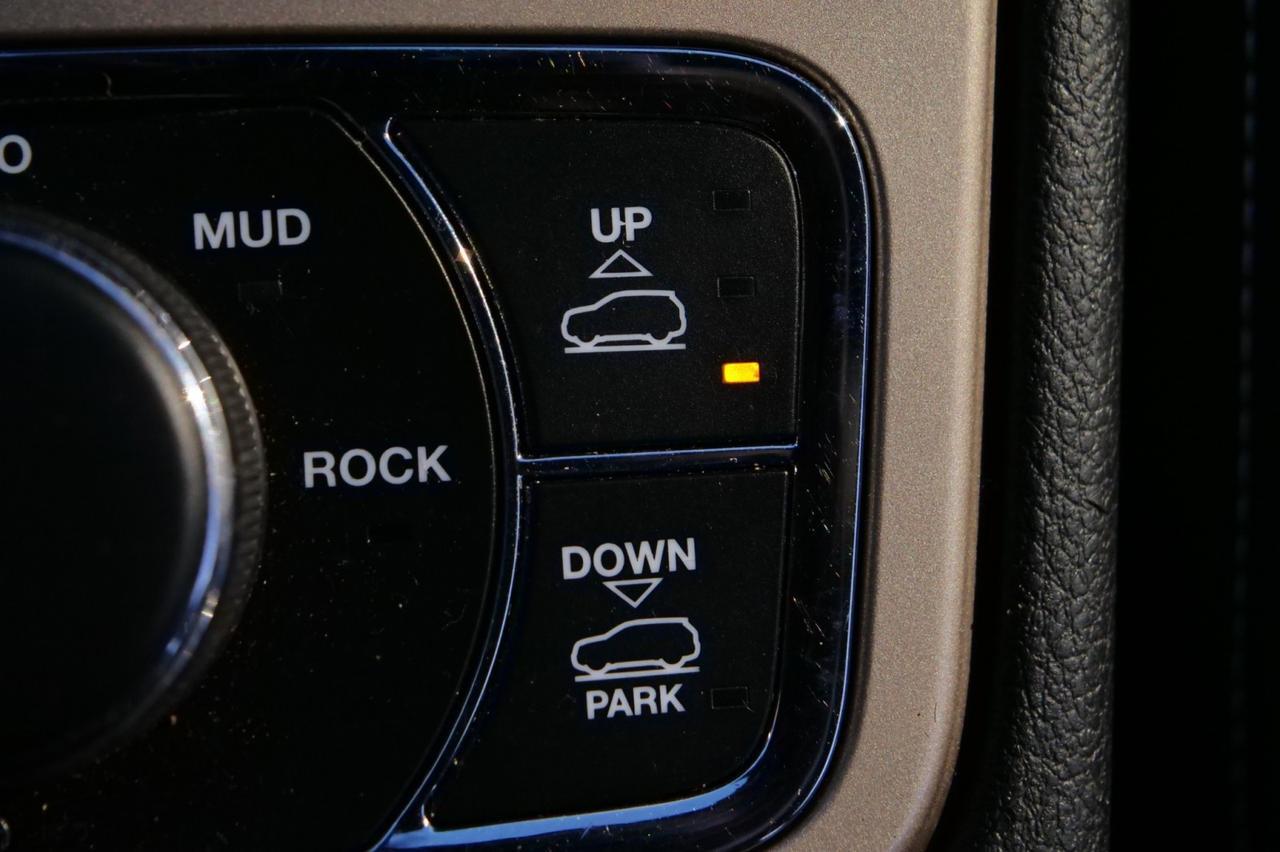 2015 Jeep Grand Cherokee Overland 4WD / 5.7L V8 / Cooled Seats / PANO Sunroof! Lincolnton NC