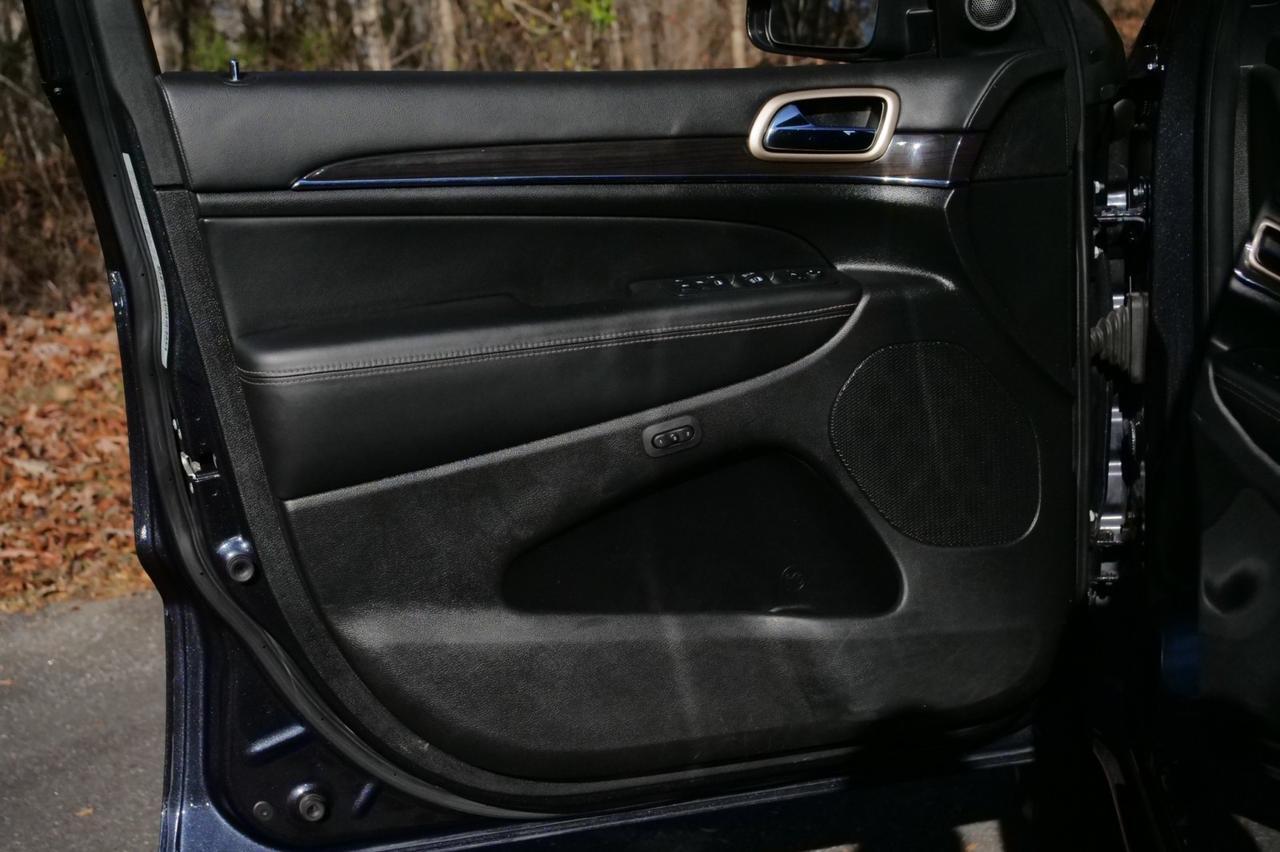 2015 Jeep Grand Cherokee Overland 4WD / 5.7L V8 / Cooled Seats / PANO Sunroof! Lincolnton NC