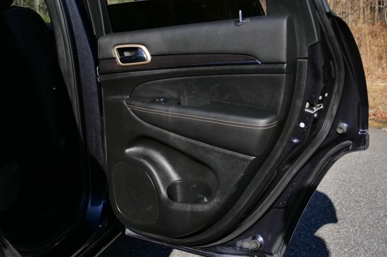 2015 Jeep Grand Cherokee Overland 4WD / 5.7L V8 / Cooled Seats / PANO Sunroof! Lincolnton NC