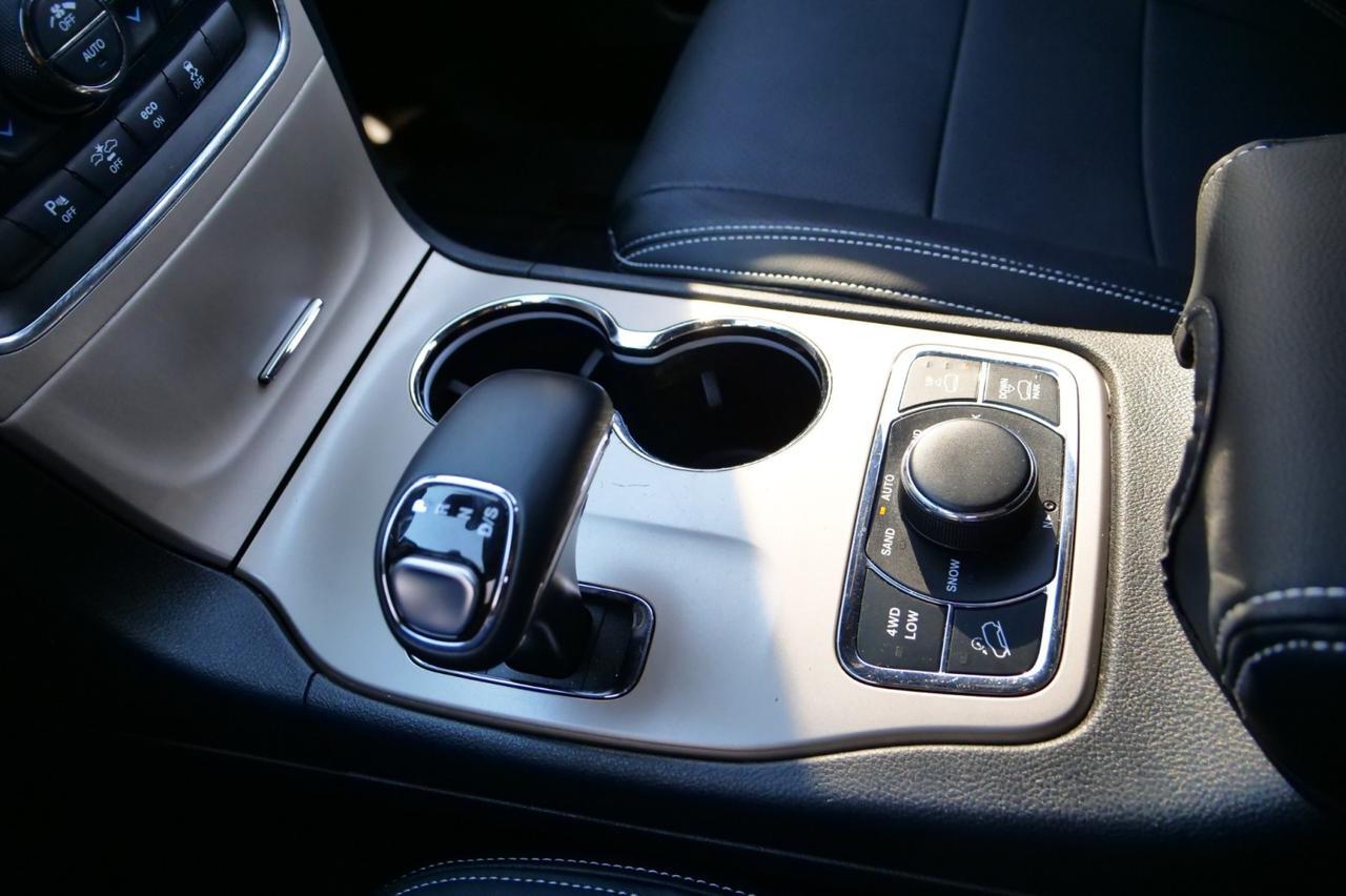 2015 Jeep Grand Cherokee Overland 4WD / 5.7L V8 / Cooled Seats / PANO Sunroof! Lincolnton NC