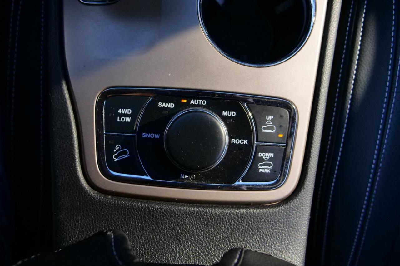 2015 Jeep Grand Cherokee Overland 4WD / 5.7L V8 / Cooled Seats / PANO Sunroof! Lincolnton NC