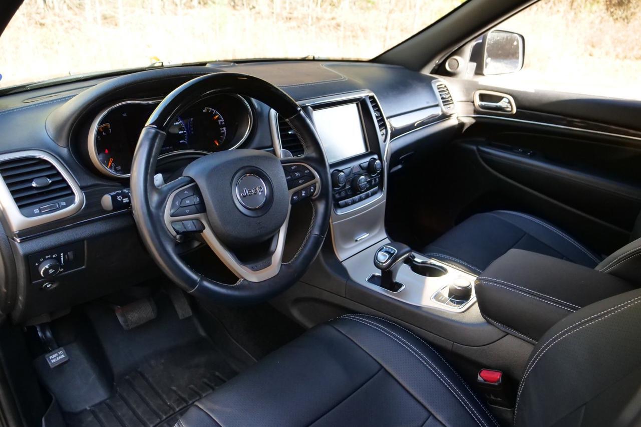 2015 Jeep Grand Cherokee Overland 4WD / 5.7L V8 / Cooled Seats / PANO Sunroof! Lincolnton NC