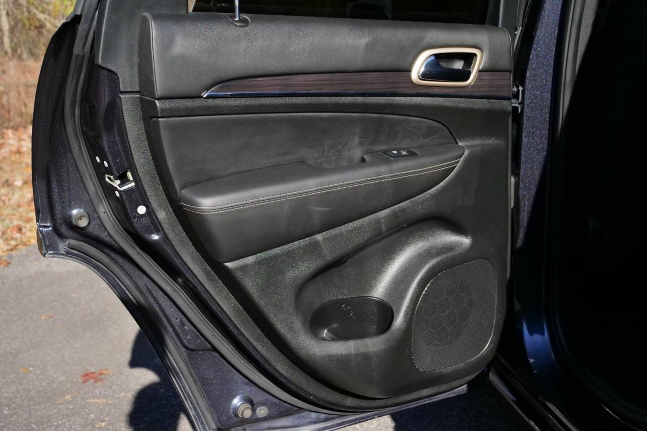 2015 Jeep Grand Cherokee Overland 4WD / 5.7L V8 / Cooled Seats / PANO Sunroof! Lincolnton NC