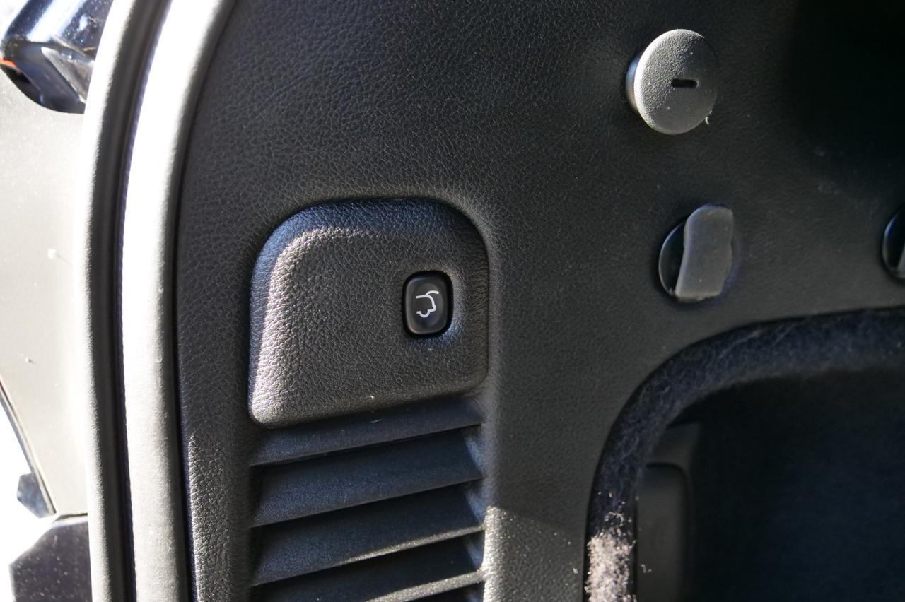 2015 Jeep Grand Cherokee Overland 4WD / 5.7L V8 / Cooled Seats / PANO Sunroof! Lincolnton NC