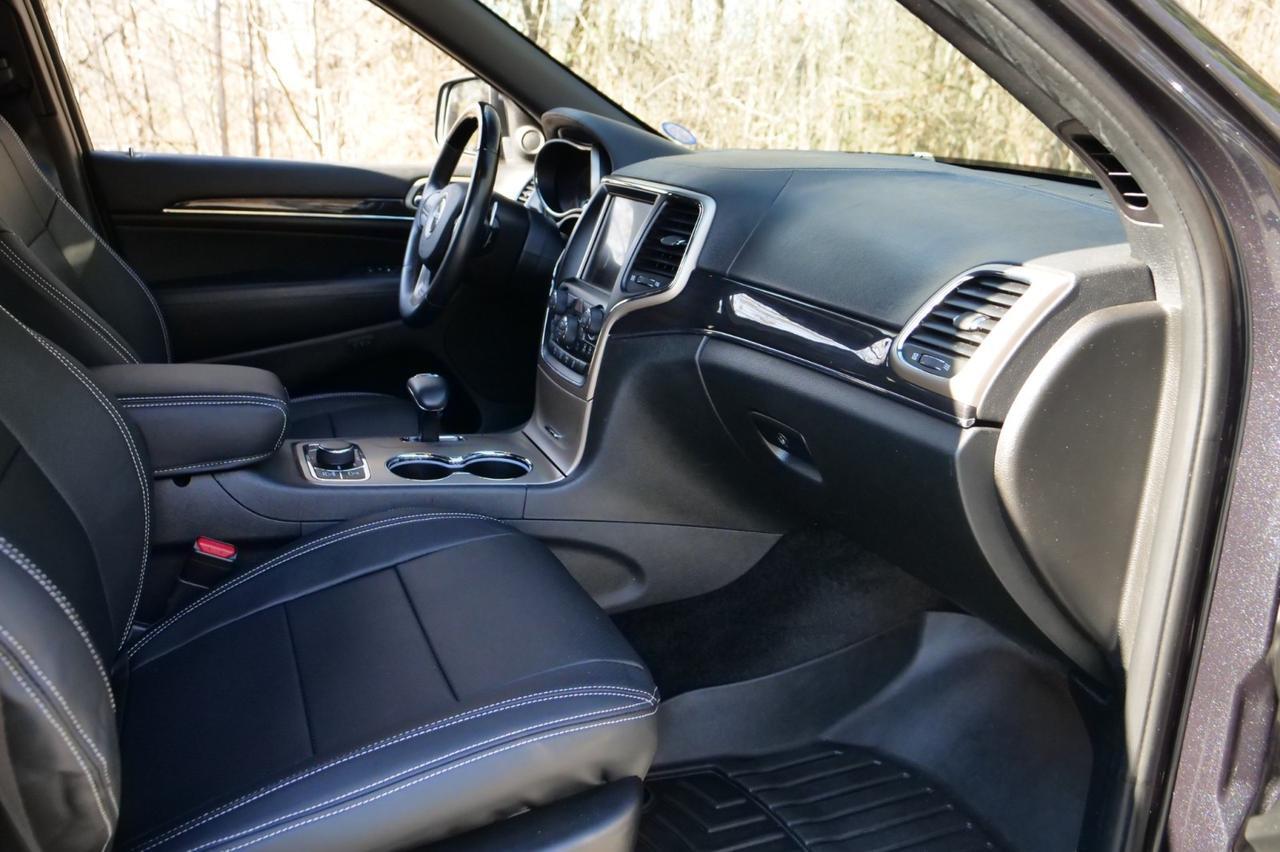 2015 Jeep Grand Cherokee Overland 4WD / 5.7L V8 / Cooled Seats / PANO Sunroof! Lincolnton NC