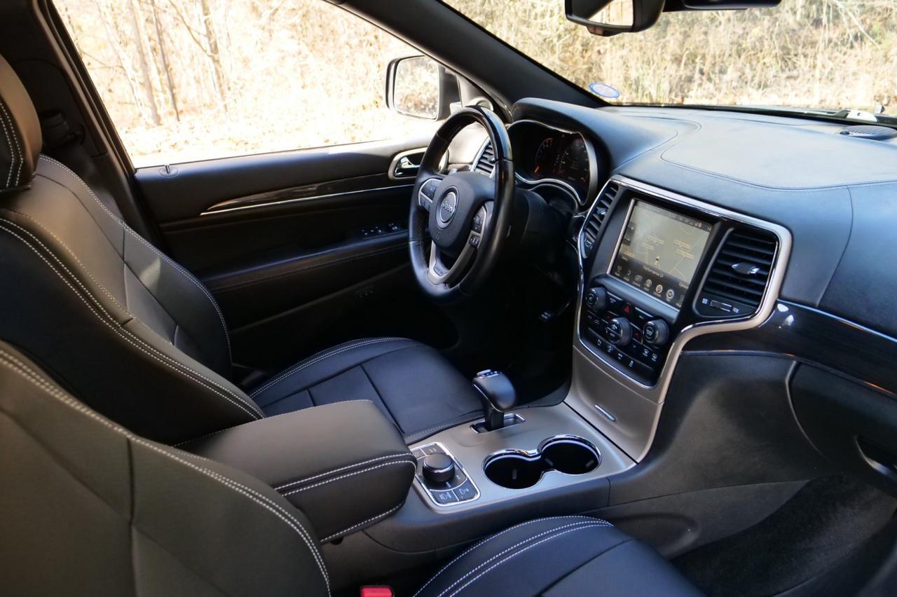 2015 Jeep Grand Cherokee Overland 4WD / 5.7L V8 / Cooled Seats / PANO Sunroof! Lincolnton NC