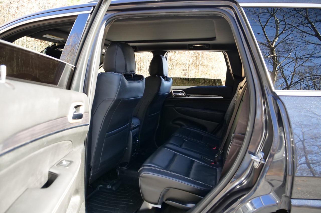 2015 Jeep Grand Cherokee Overland 4WD / 5.7L V8 / Cooled Seats / PANO Sunroof! Lincolnton NC