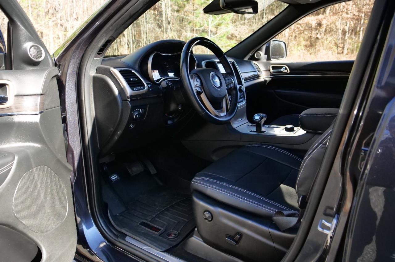 2015 Jeep Grand Cherokee Overland 4WD / 5.7L V8 / Cooled Seats / PANO Sunroof! Lincolnton NC