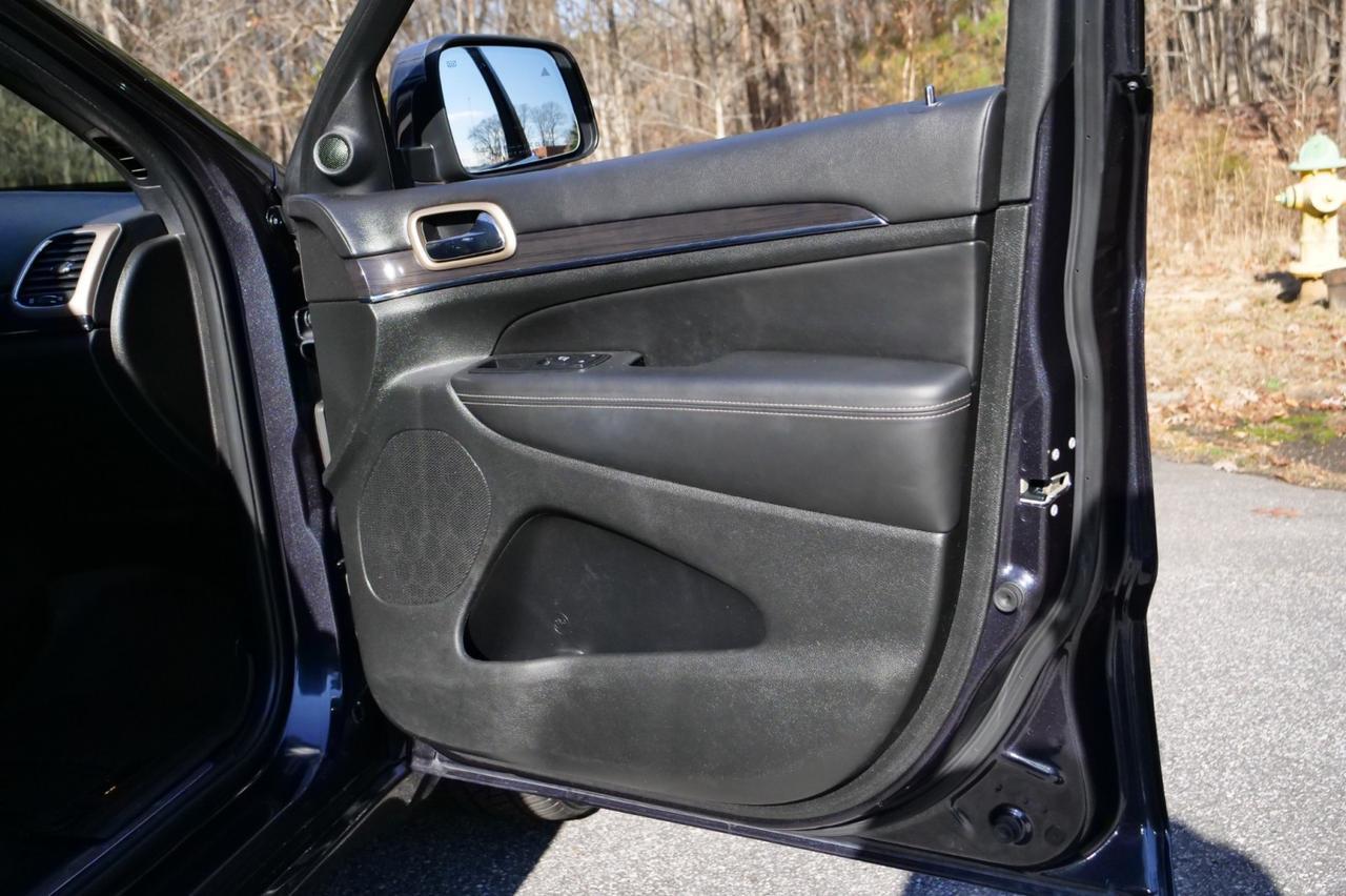 2015 Jeep Grand Cherokee Overland 4WD / 5.7L V8 / Cooled Seats / PANO Sunroof! Lincolnton NC