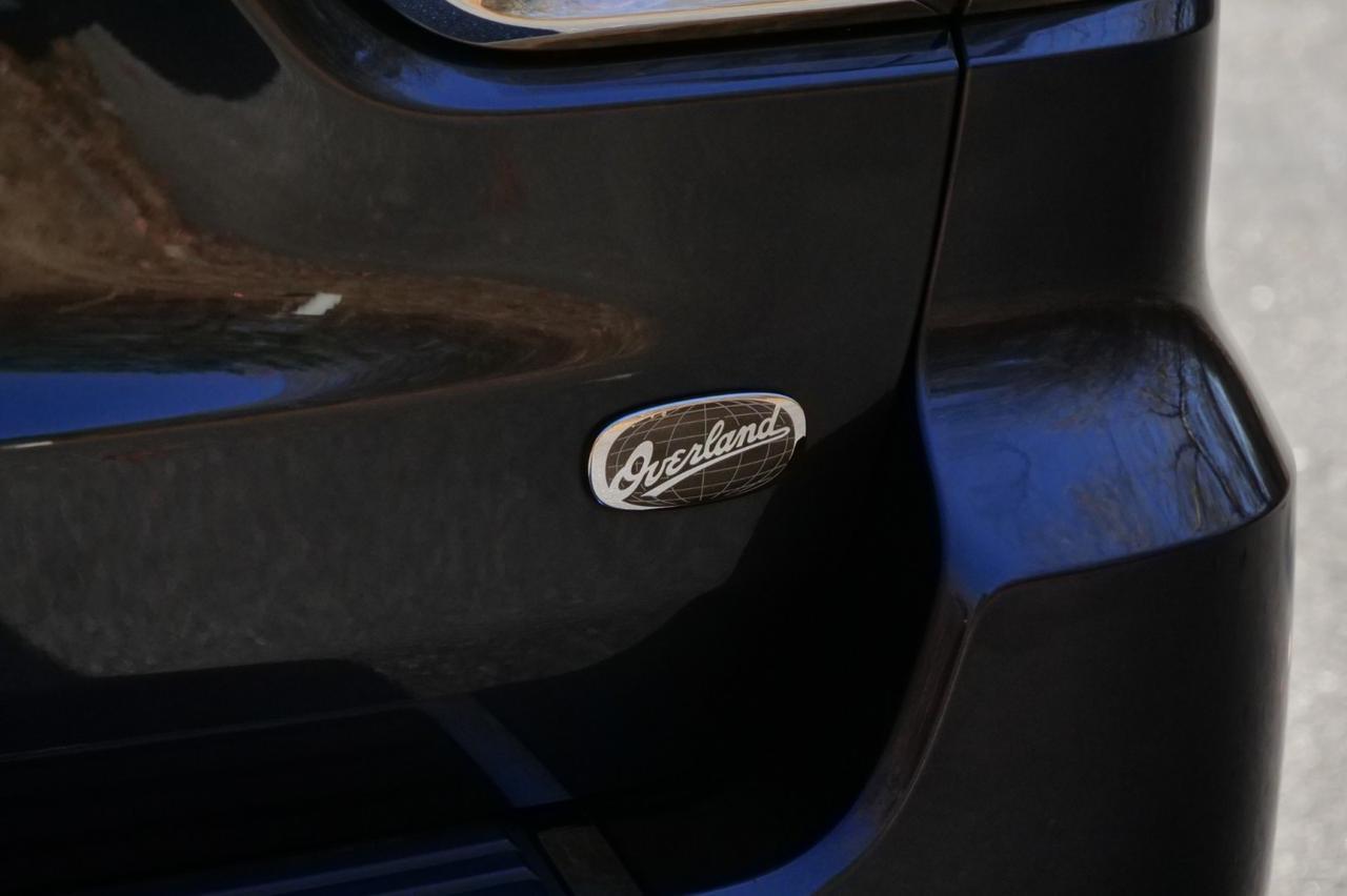 2015 Jeep Grand Cherokee Overland 4WD / 5.7L V8 / Cooled Seats / PANO Sunroof! Lincolnton NC