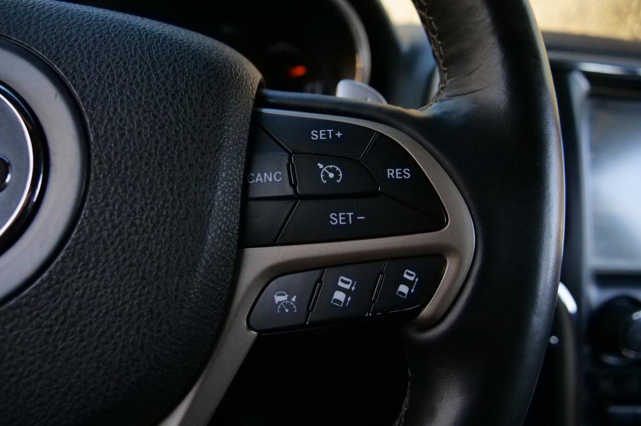 2015 Jeep Grand Cherokee Overland 4WD / 5.7L V8 / Cooled Seats / PANO Sunroof! Lincolnton NC