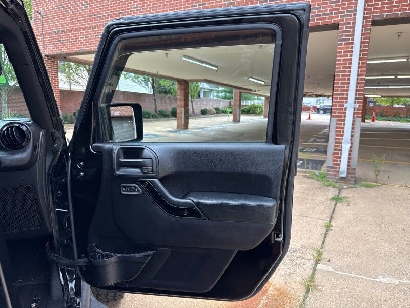2015 Jeep Wrangler Unlimited Altitude photo 13