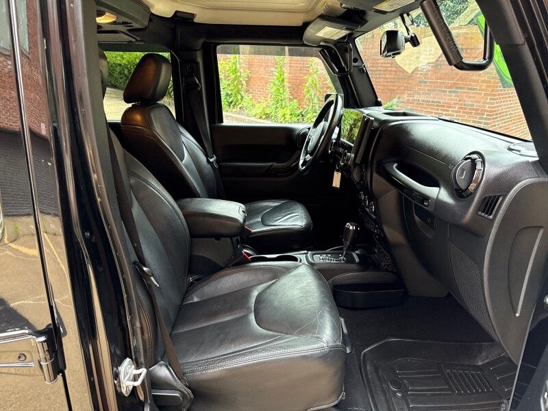 2015 Jeep Wrangler Unlimited Altitude photo 30