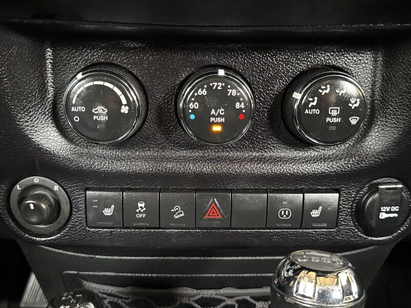 2015 Jeep Wrangler Unlimited Altitude photo 28