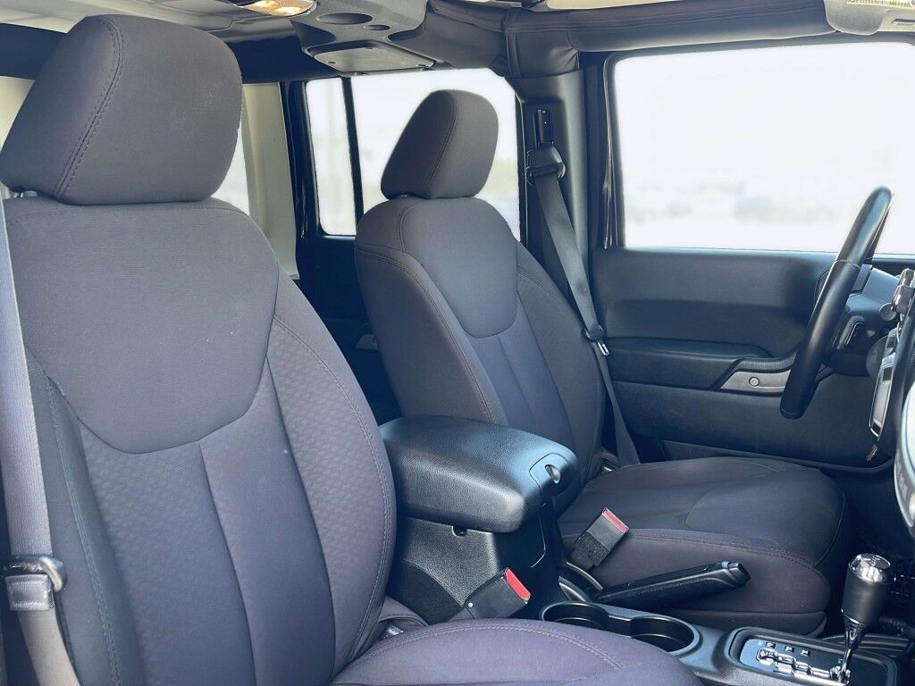 2015 Jeep Wrangler Unlimited Freedom Edition~4X4~ANTI-THEFT SYSTEM~CRASH SENSORS~CRUISE CONTRO;~LIMITED SLIP DIFFERENTIAL~PREMIUM SOUND SYSTEM~REMOVABLE ROOF~RUNNING BOARDS~TOW HOOKS~TRAILER WIRING Sarasota FL
