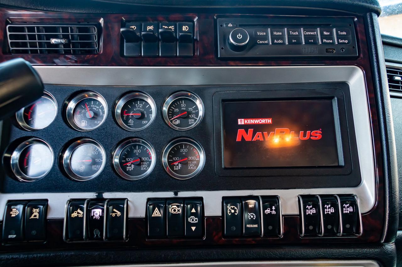 2015 Kenworth T-800 T/A Dump Truck Extended Daycab Red Deer AB