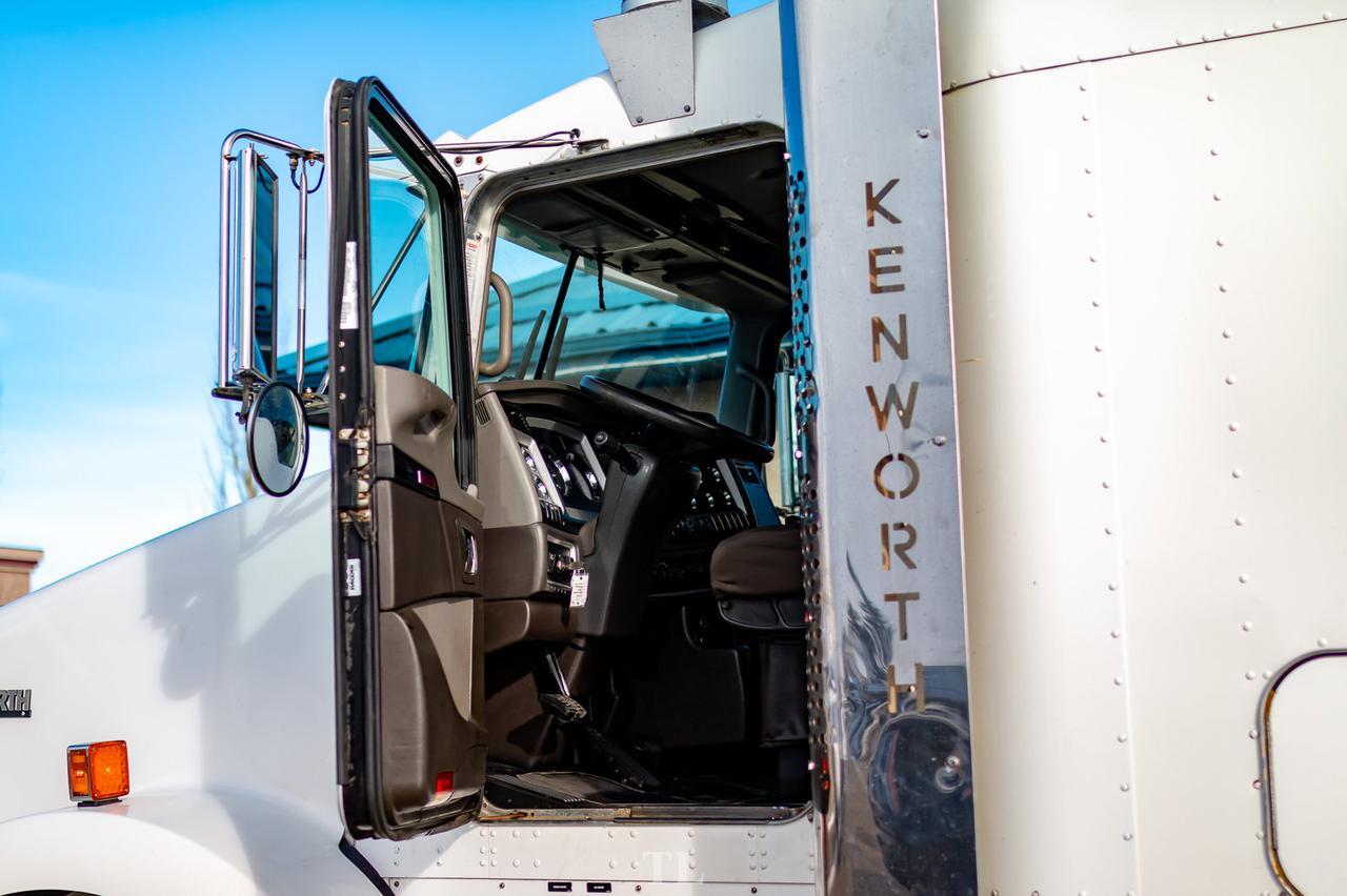 2015 Kenworth T-800 T/A Tractor Sleeper Heavy Spec Red Deer AB